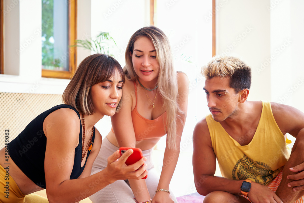 gymnatorium design: people hanging out at a gym